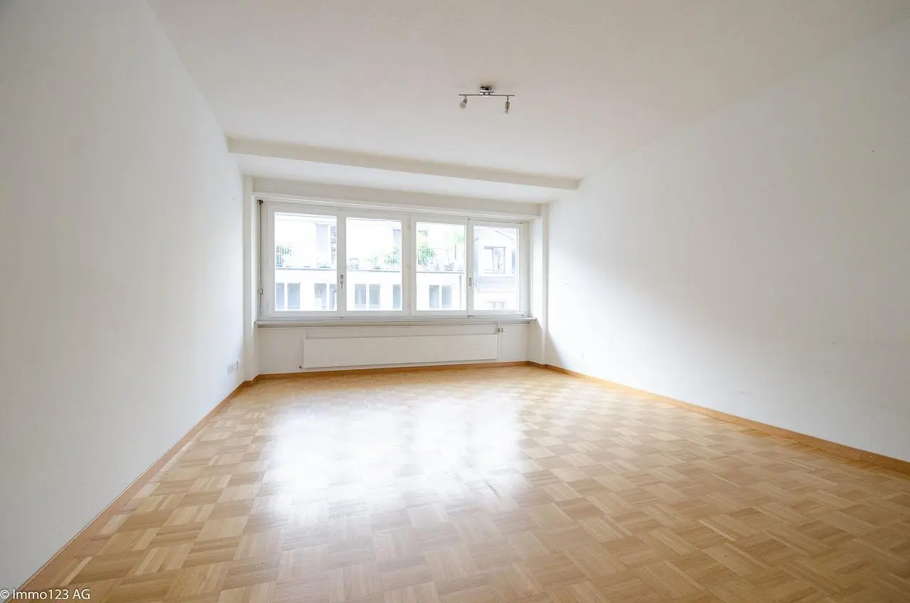 Woonkamer; houten vloer, natuurlijk licht