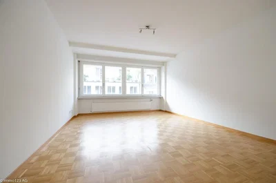 Woonkamer; houten vloer, natuurlijk licht