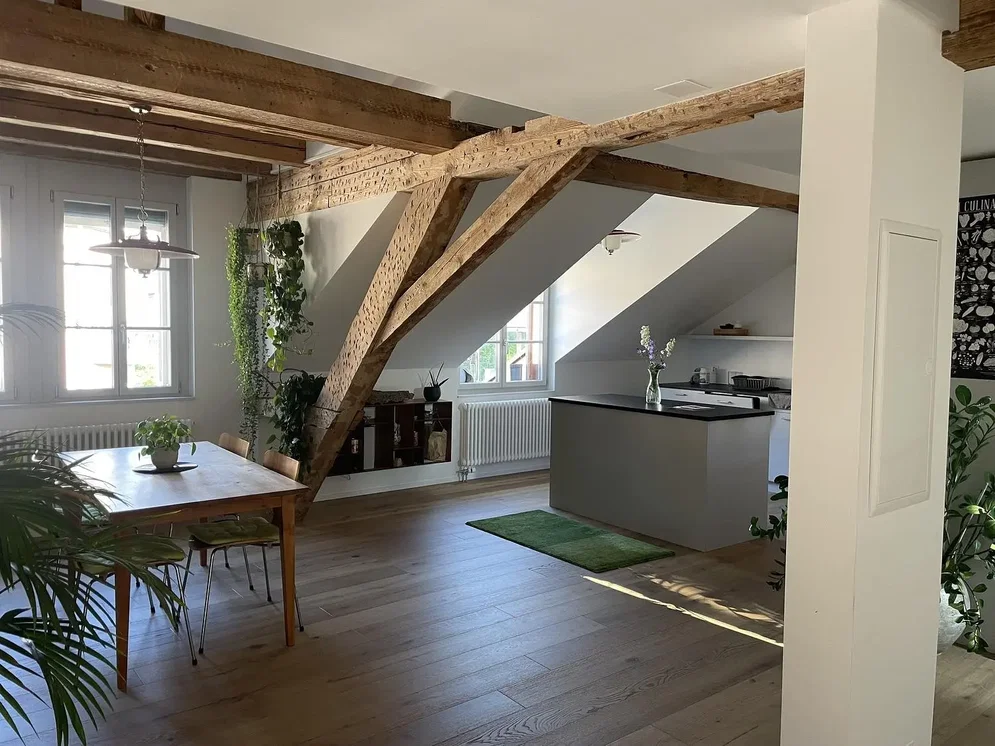 Woonkamer; houten balken, houten vloer, natuurlijk licht
