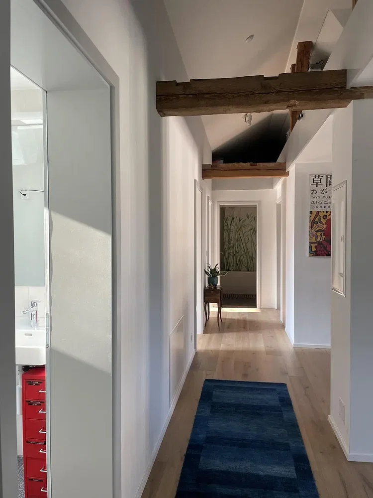 Woonkamer; houten balken, houten vloer, natuurlijk licht