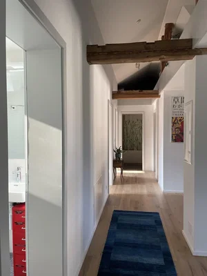 Woonkamer; houten balken, houten vloer, natuurlijk licht
