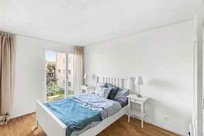 Schlafzimmer; tageslicht, holzboden