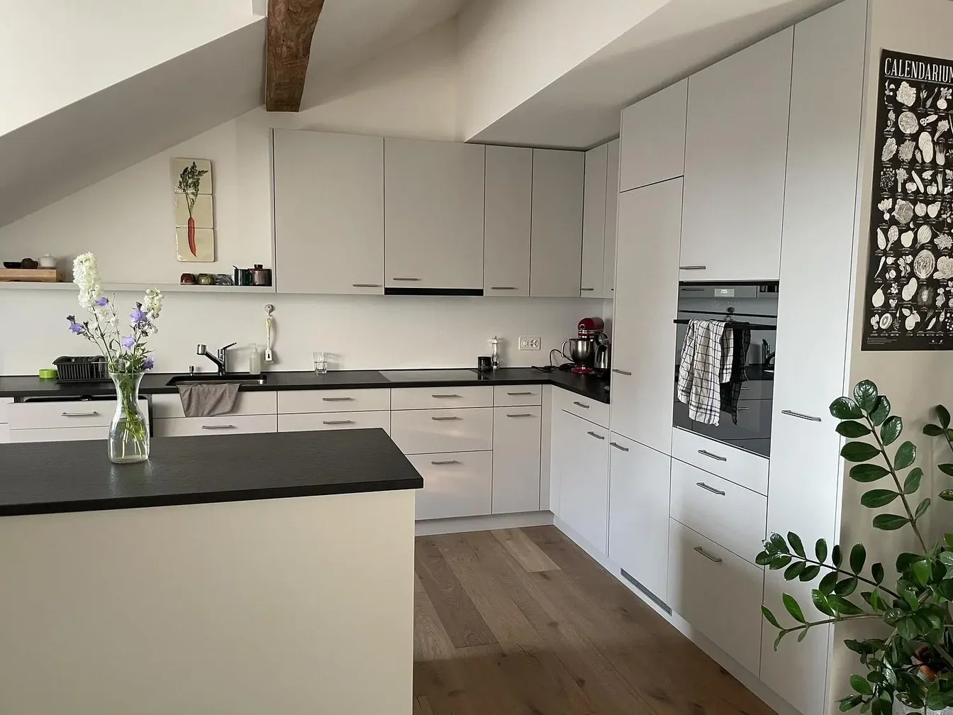 Keuken; keukenapparatuur, houten vloer, natuurlijk licht