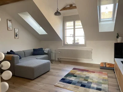 Woonkamer; houten vloer, natuurlijk licht