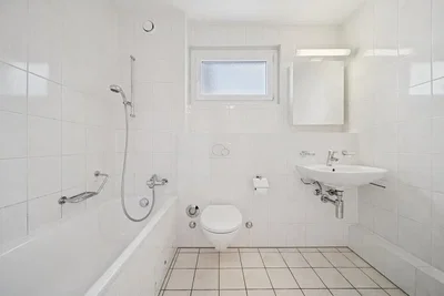 Badezimmer; fliesenboden, tageslicht