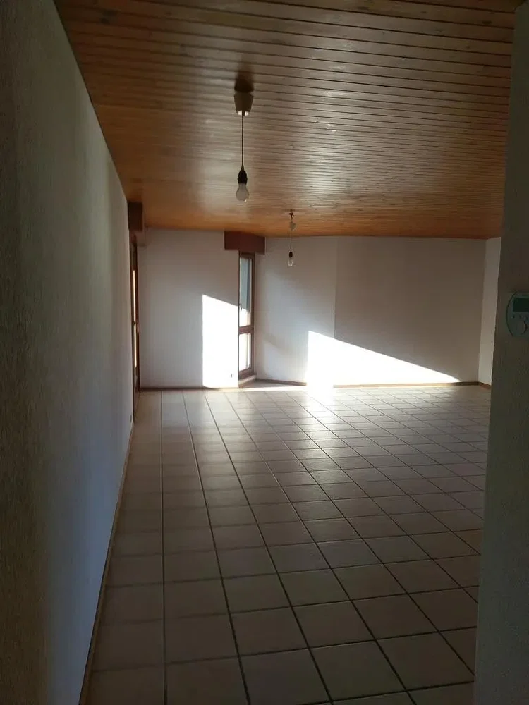Altro; pavimento in piastrelle, luce naturale