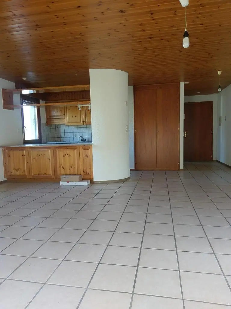 Cucina; pavimento in piastrelle, elettrodomestici