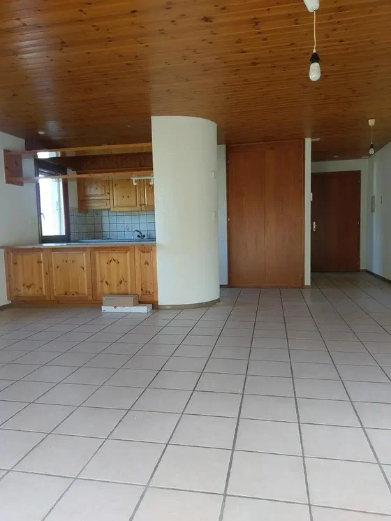Cucina; pavimento in piastrelle, elettrodomestici