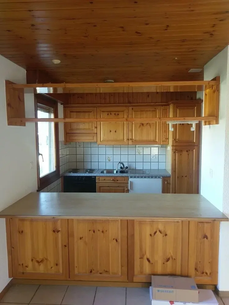 Cucina; travi in legno, pavimento in legno, elettrodomestici