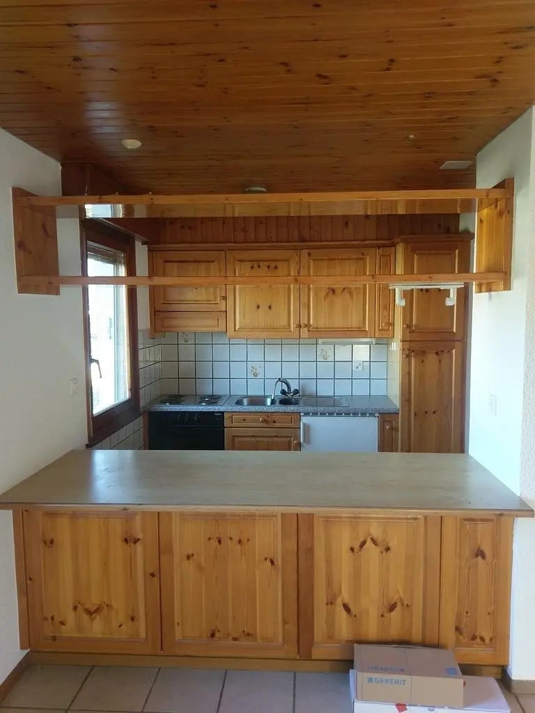 Cucina; travi in legno, pavimento in legno, elettrodomestici