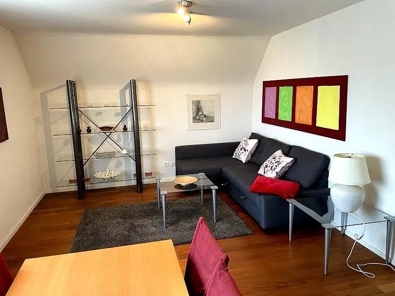 Wohnzimmer; holzboden, tageslicht