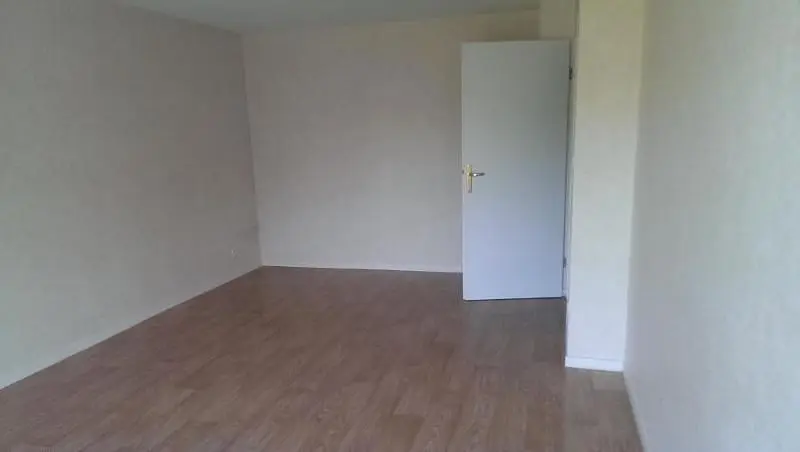 Schlafzimmer; holzboden, tageslicht