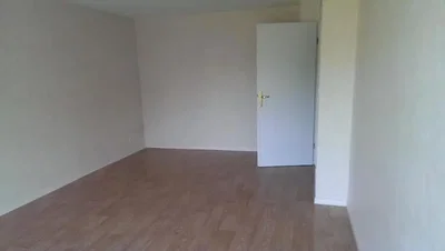 Schlafzimmer; holzboden, tageslicht