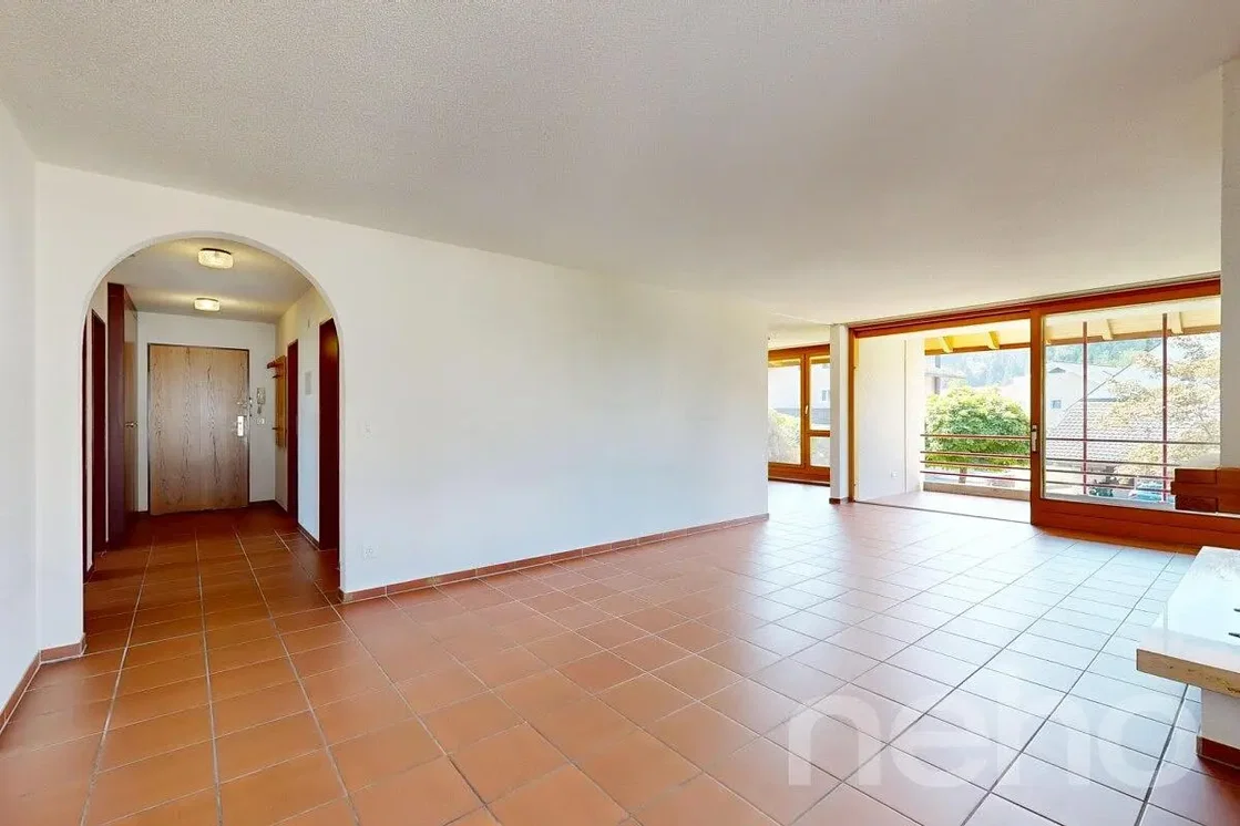 Salón; suelo de baldosas, luz natural