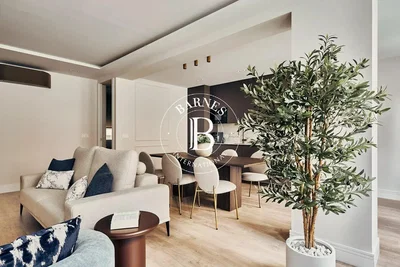 Salon; style moderne, parquet, lumière naturelle