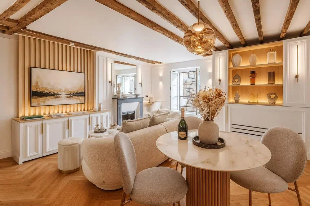 Wohnzimmer; moderner stil, holzbalken, tageslicht, renoviert