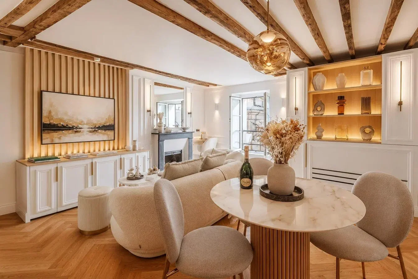 Wohnzimmer; moderner stil, holzbalken, tageslicht, renoviert