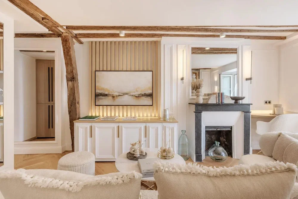 Wohnzimmer; holzbalken, kamin, rustikaler stil, tageslicht, holzboden
