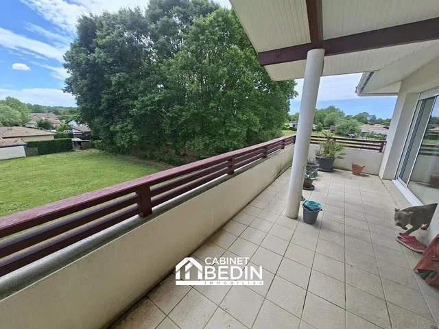 Balkon; fliesenboden, blick, tageslicht