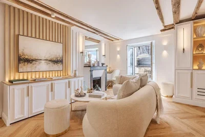 Wohnzimmer; holzbalken, holzboden, tageslicht, moderner stil, renoviert