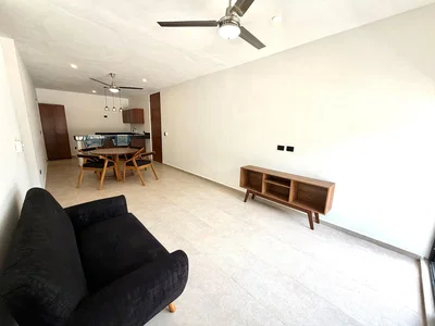 Woonkamer; tegelvloer, natuurlijk licht