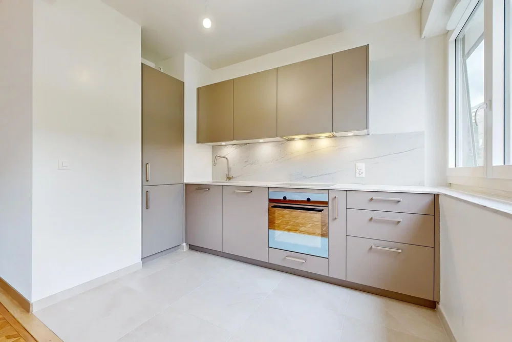 Cucina; elettrodomestici, pavimento in piastrelle, luce naturale, ristrutturato