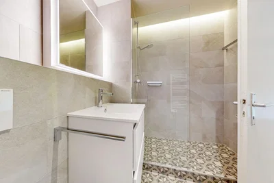 Bagno; pavimento in piastrelle, ristrutturato, luce naturale