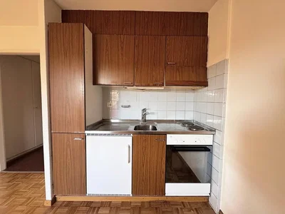 Küche; küchengeräte, fliesenboden, holzboden