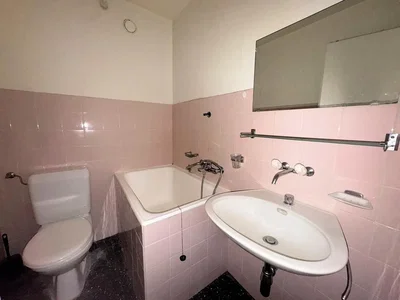 Badezimmer; fliesenboden, renovierungsbedürftig