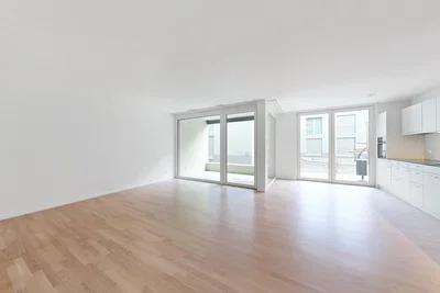 Woonkamer; houten vloer, natuurlijk licht, keukenapparatuur