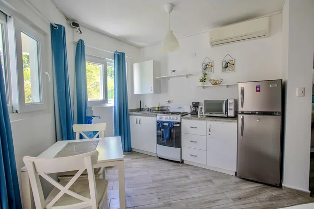 Cuisine; électroménager, lumière naturelle, carrelage, rénové