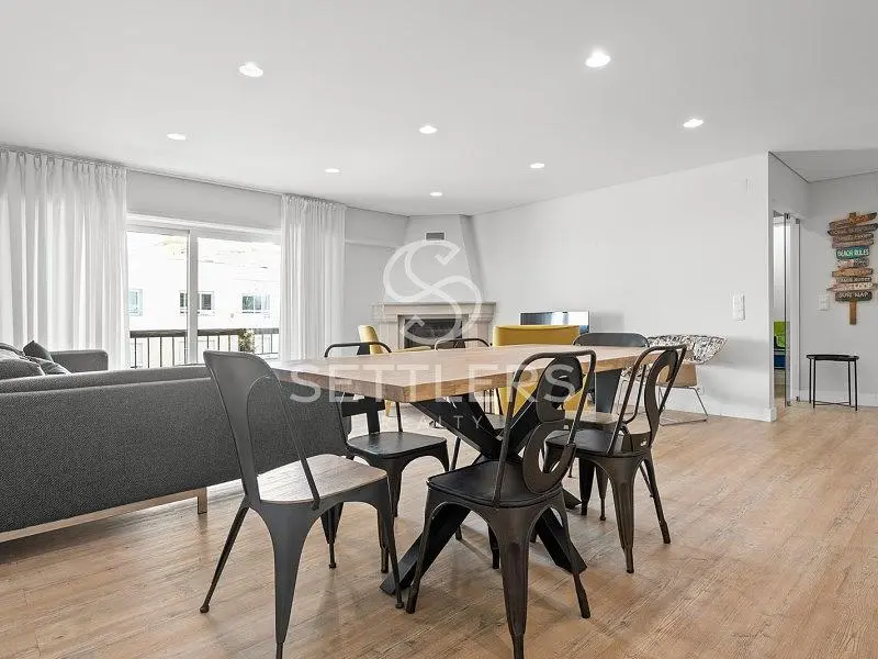 Soggiorno; pavimento in legno, luce naturale, stile moderno