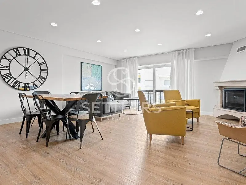 Soggiorno; pavimento in legno, camino, luce naturale, stile moderno