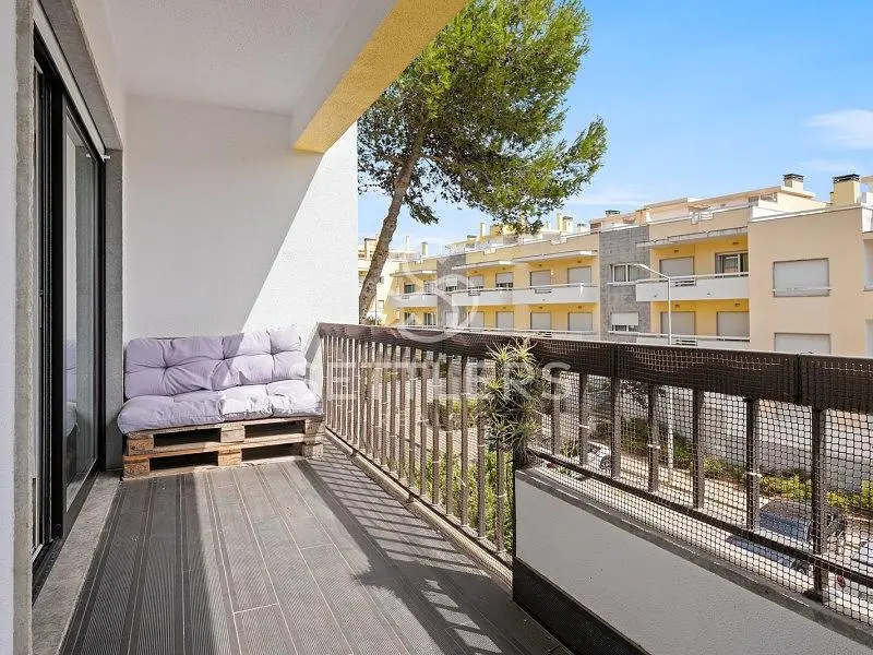 Balcone; vista, luce naturale, pavimento in piastrelle