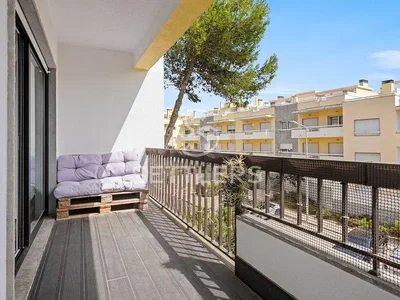 Balcone; vista, luce naturale, pavimento in piastrelle