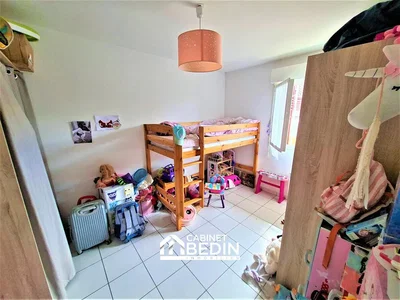 Kinderzimmer; fliesenboden, tageslicht