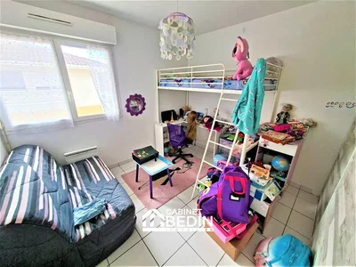 Kinderzimmer; tageslicht, renovierungsbedürftig