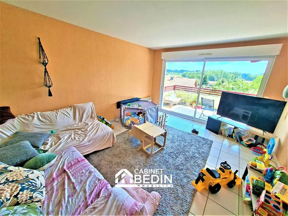 Wohnzimmer; tageslicht, fliesenboden, renovierungsbedürftig
