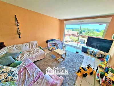 Wohnzimmer; tageslicht, fliesenboden, renovierungsbedürftig