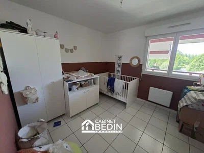 Kinderzimmer; fliesenboden, tageslicht, blick