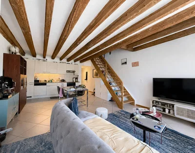 Wohnzimmer; holzbalken, fliesenboden, tageslicht, moderner stil