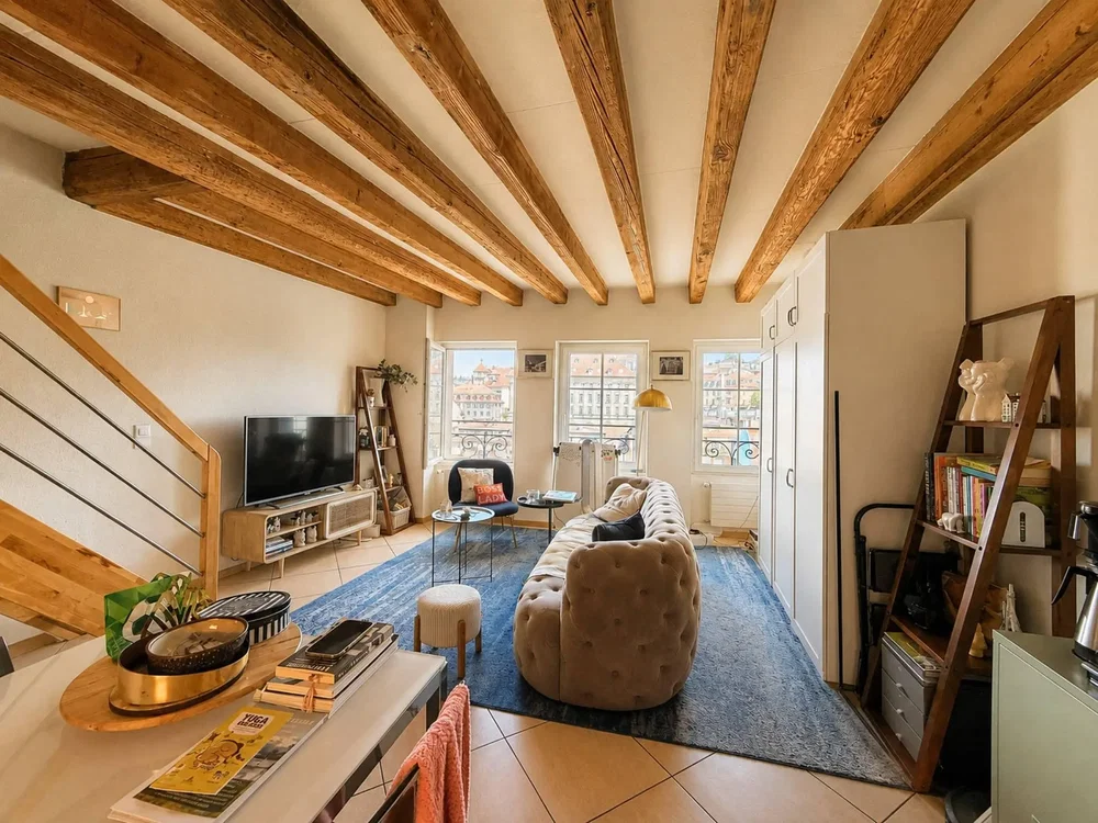 Wohnzimmer; holzbalken, holzboden, tageslicht