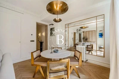 Salon; parquet, lumière naturelle, style moderne