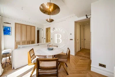 Salon; parquet, lumière naturelle, style moderne