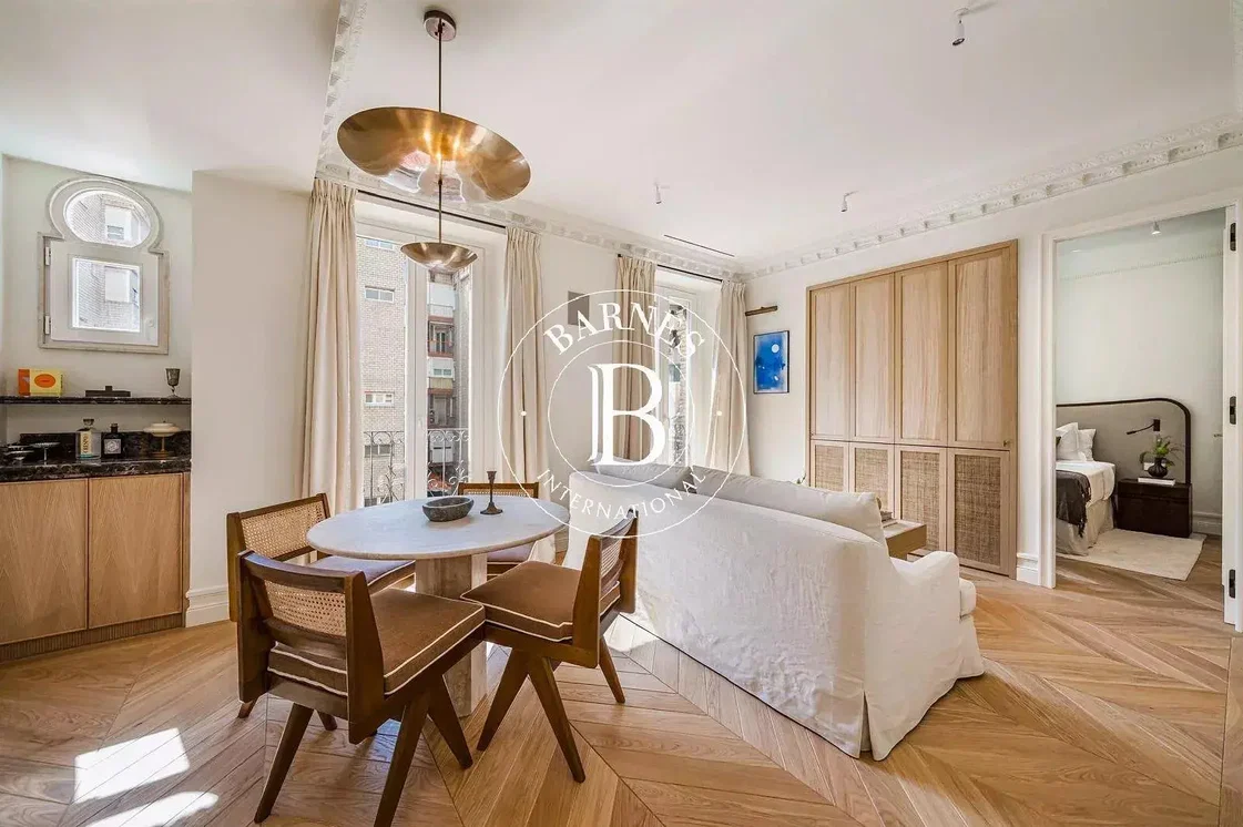 Salon; parquet, lumière naturelle, style moderne