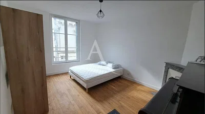Schlafzimmer; holzboden, tageslicht