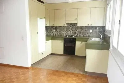 Cucina; pavimento in piastrelle, pavimento in legno, luce naturale