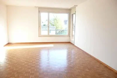 Soggiorno; pavimento in legno, luce naturale