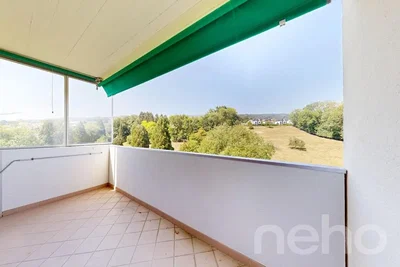 Balcon; vue, carrelage, lumière naturelle