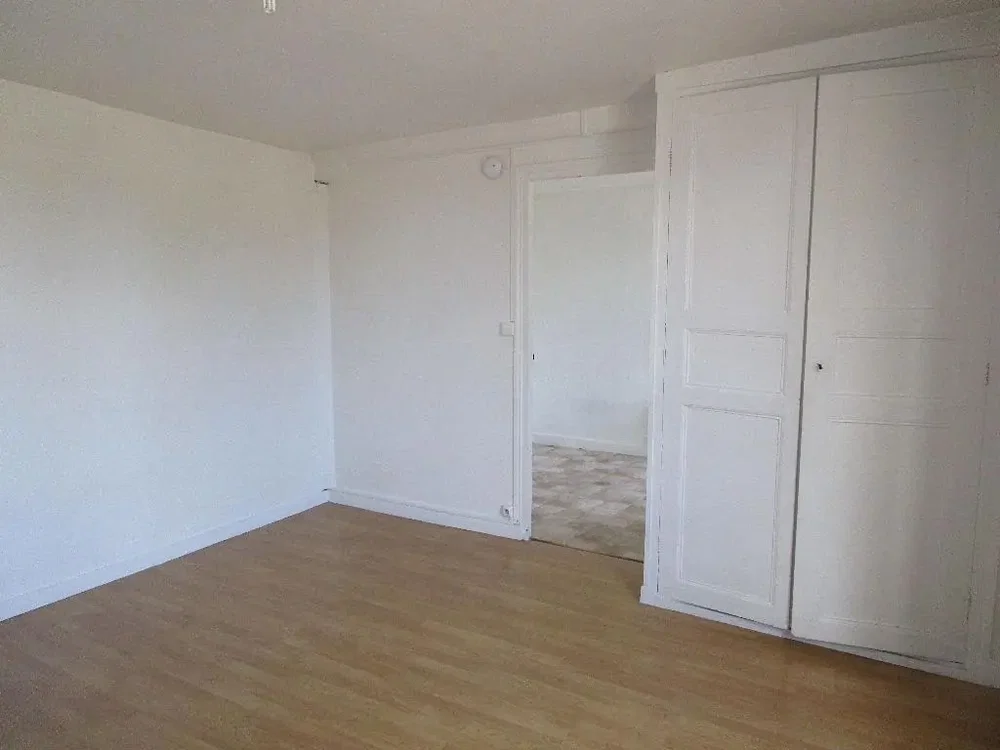 Schlafzimmer; holzboden, tageslicht
